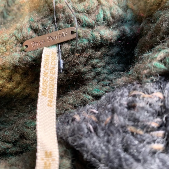 Short,thick button cardigan - Picture 8 of 12